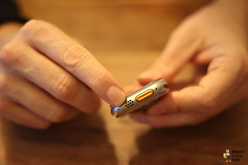 Man sieht Lautsprecher und Action-Taste der Apple Watch Ultra.